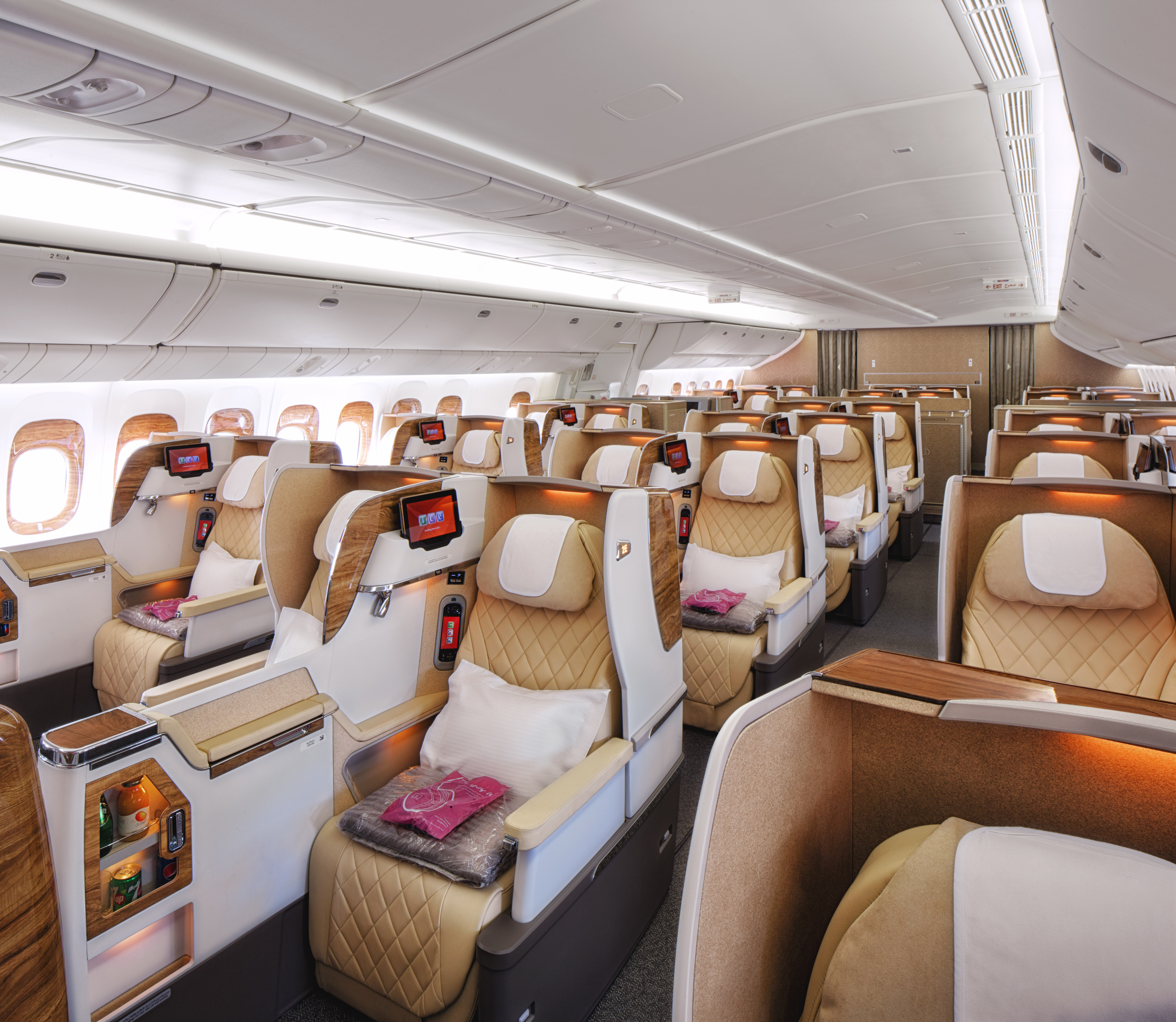 Emirates 777-200LR Business Class (777-200LR) cabin